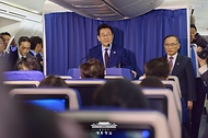 기내 기자회견 사진 6