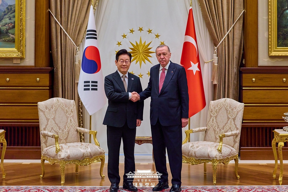 튀르키예를 국빈 방문 중인 이재명 대통령이 24일(현지시간) 앙카라 대통령궁에서 레젭 타입 에르도안 튀르키예 대통령과 한-튀르키예 소인수 정상회담 기념촬영을 하고 있다.