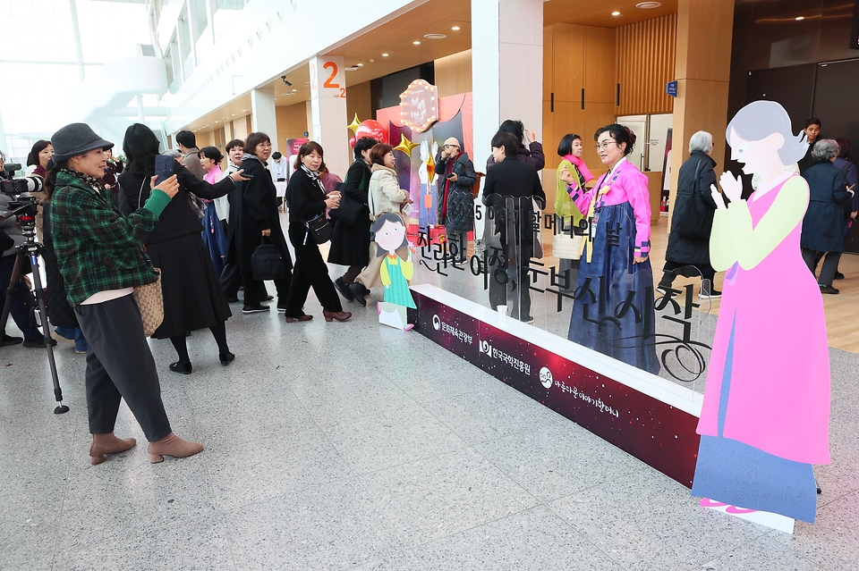 문화체육관광부와 한국국학진흥원은 '2025 이야기할머니의 날' 행사를 25일 대전 컨벤션센터에서 개최했다. '아름다운 이야기할머니' 사업은 유아기에 들려주는 옛이야기와 미담으로 창의력과 인성을 돕고, 세대 간 문화교류를 활성화하는 사업이다. 그동안 이야기할머니 3200여 명이 8300여 개 유아교육기관과 초등학교 늘봄 교실에서 약50만 명의 유아를 만났다.