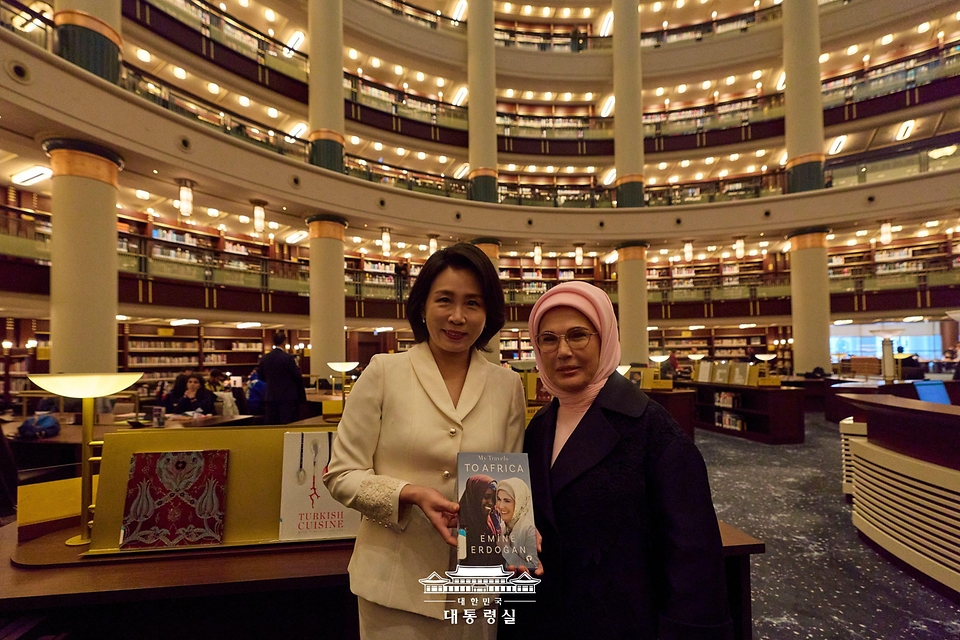 이재명 대통령과 함께 튀르키예를 방문 중인 김혜경 여사가 24일(현지시간) 에미네 에르도안 튀르키예 여사와 앙카라의 국민도서관을 방문해 에미네 여사가 쓴 책을 들고 기념촬영을 하고 있다.