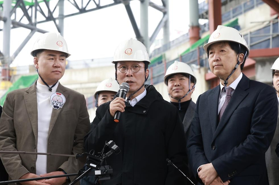 김민석 국무총리가 25일 도봉구 서울 아레나 복합문화시설 건립 현장을 방문, 사업 추진 현황에 대해 보고 받은 뒤 발언을 하고 있다.