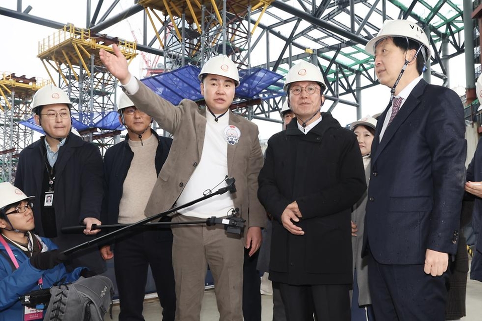 김민석 국무총리가 25일 도봉구 서울 아레나 복합문화시설 건립 현장을 방문, 사업 추진 현황에 대해 보고 받은 뒤 발언을 하고 있다.