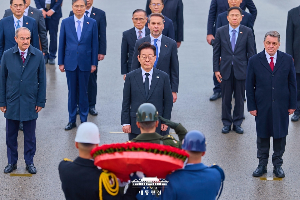 튀르키예를 국빈 방문 중인 이재명 대통령이 24일(현지시간) 앙카라 아니트카비르에서 튀르키예의 국부 무스타파 케말 아타튀르크 묘소를 찾아 참배하기 위해 묘소 진입로인 '사자의 길'을 따라 이동하고 있다. 