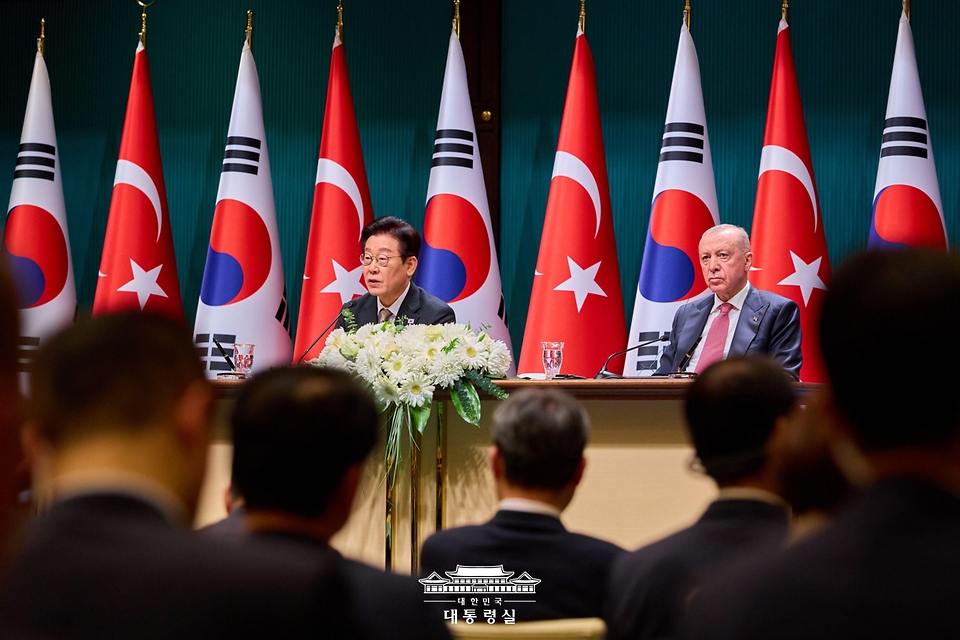이재명 대통령과 레제프 타이이프 에르도안 튀르키예 대통령이 24일(현지시간) 튀르키예 앙카라 대통령궁에서 공동언론발표를 하고 있다.