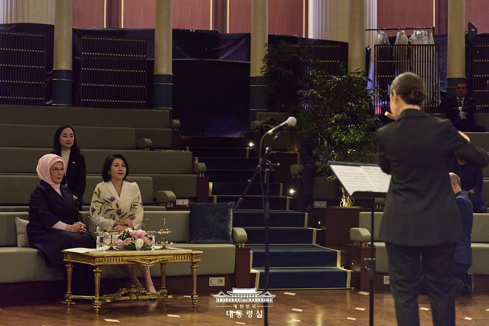 이재명 대통령과 함께 튀르키예를 방문 중인 김혜경 여사가 24일(현지시간) 에미네 에르도안 튀르키예 여사와 앙카라의 국민도서관을 방문해 음악공연을 관람하고 있다.