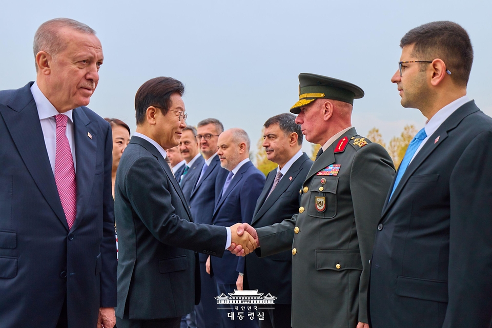 튀르키예를 국빈 방문 중인 이재명 대통령이 24일(현지시간) 앙카라 대통령궁에서 열린 공식환영식에서 레젭 타입 에르도안 튀르키예 대통령과 사열대로 이동하며 환영인사들과 악수고 있다.