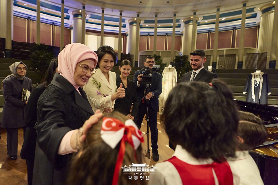 이재명 대통령과 함께 튀르키예를 방문 중인 김혜경 여사가 24일(현지시간) 에미네 에르도안 튀르키예 여사와 앙카라의 국민도서관을 방문해 어린이 합창단 및 연주자들과 대화하고 있다.