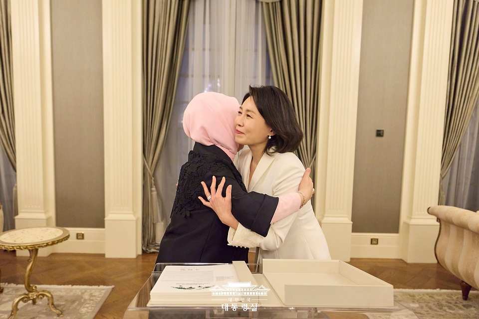 이재명 대통령과 함께 튀르키예를 방문 중인 김혜경 여사가 24일(현지시간) 대통령궁 관저에서 '제로 웨이스트(Zero Waste)' 이니셔티브에 서명한 뒤 에미네 에르도안 튀르키예 여사와 기념촬영을 하고 있다.