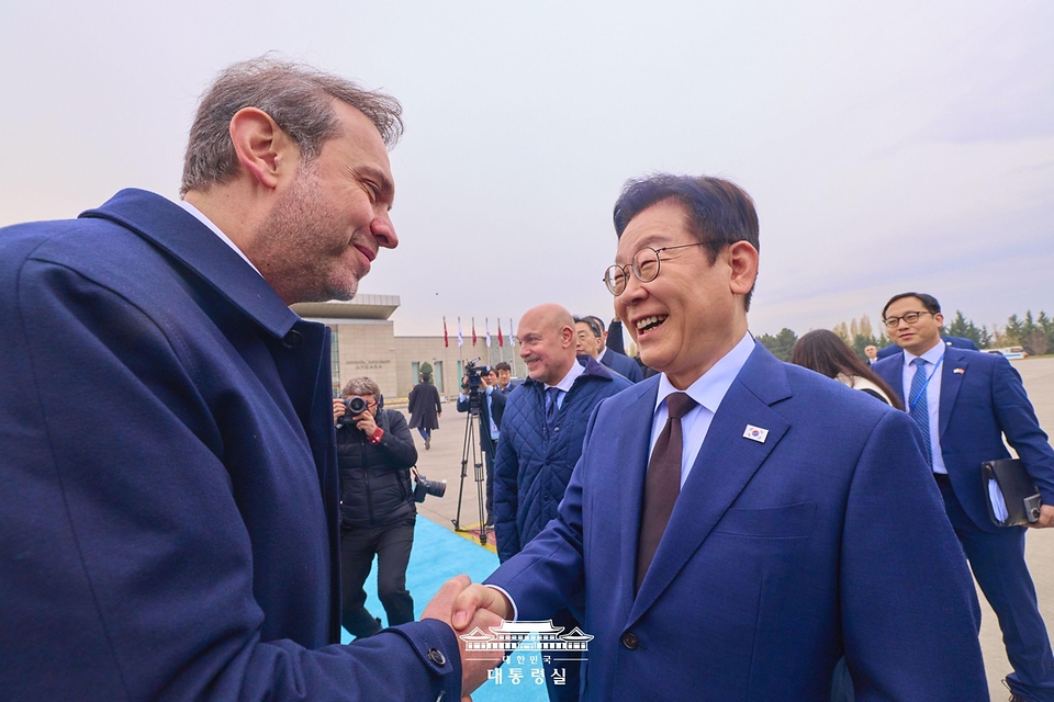 튀르키예를 국빈 방문한 이재명 대통령이 24일(현지시간) 앙카라 에센보아 국제공항에 도착해 영접 나온 알파슬란 바이락타르 튀르키예 에너지천연자원부 장관과 인사하고 있다.