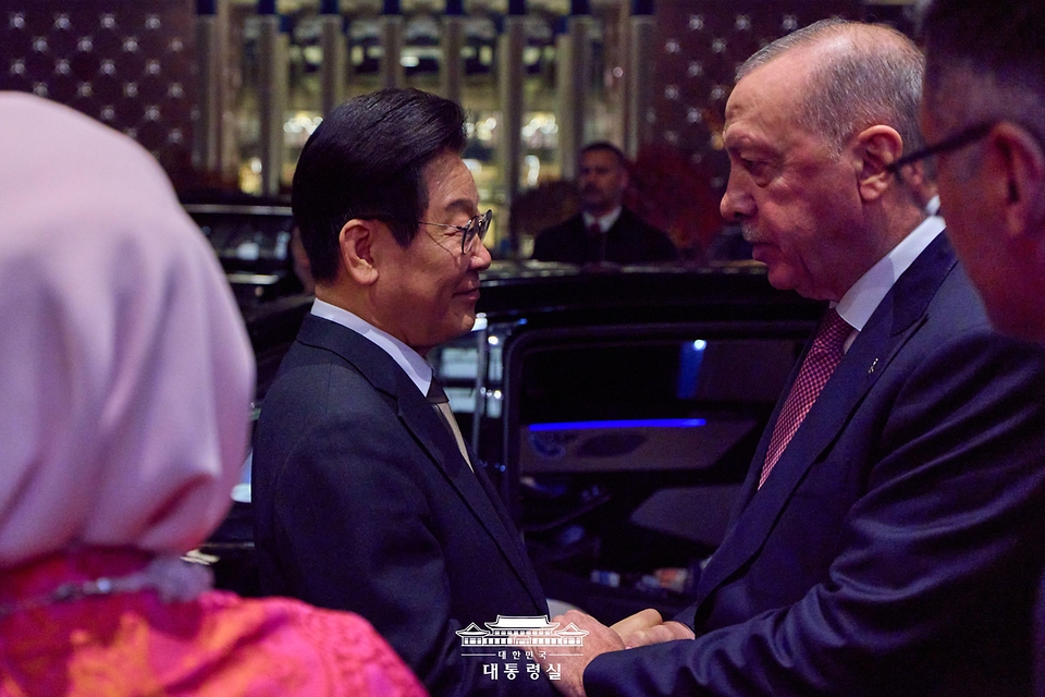 튀르키예를 국빈 방문 중인 이재명 대통령이 24일(현지시간) 앙카라 대통령궁에서 열린 국빈 만찬에서 레젭 타입 에르도안 튀르키예 대통령과 악수하고 있다.