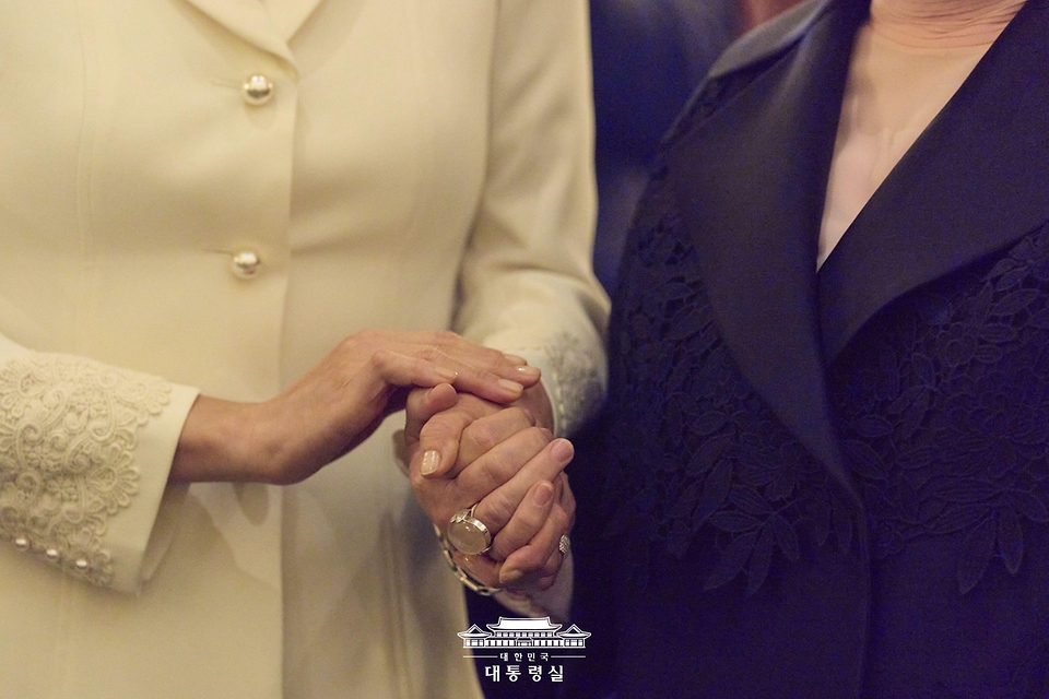 이재명 대통령과 함께 튀르키예를 방문 중인 김혜경 여사가 24일(현지시간) 대통령궁 관저에서 에미네 에르도안 튀르키예 여사와 친교의 시간을 보내고 있다.