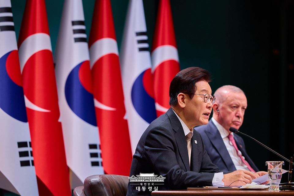 이재명 대통령과 레제프 타이이프 에르도안 튀르키예 대통령이 24일(현지시간) 튀르키예 앙카라 대통령궁에서 공동언론발표를 하고 있다.