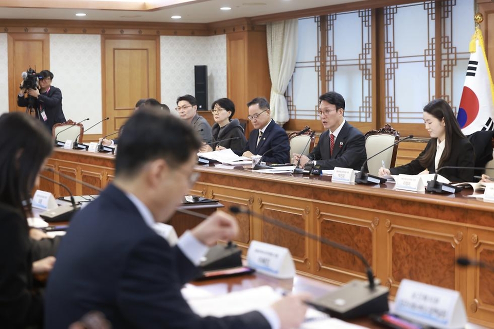 김민석 국무총리가 25일 세종대로 정부서울청사에서 열린 아동정책조정위원회를 주재하고 있다.