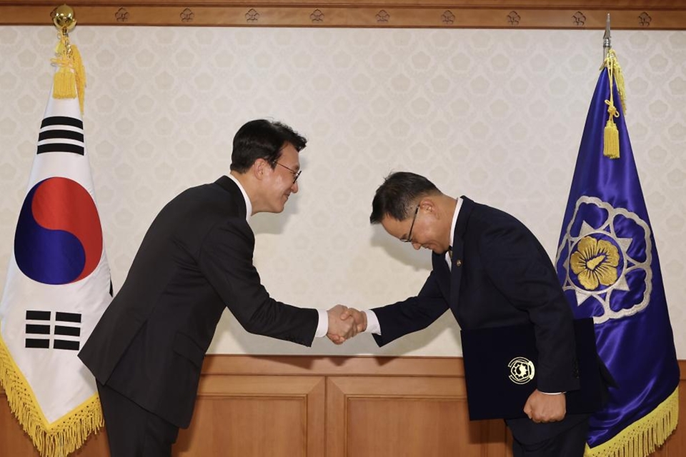 김민석 국무총리가 25일 세종대로 정부서울청사에서 열린 차관급 임명장 수여식에서 임명장 전달 및 기념촬영을 하고 있다.