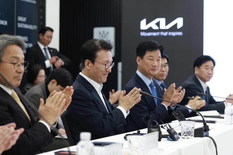 김민석 국무총리가 26일 광주 서구 기아 오토랜드 광주공장을 방문, 송호성 기아 사장 등 경영진과 환담을 하고 있다.