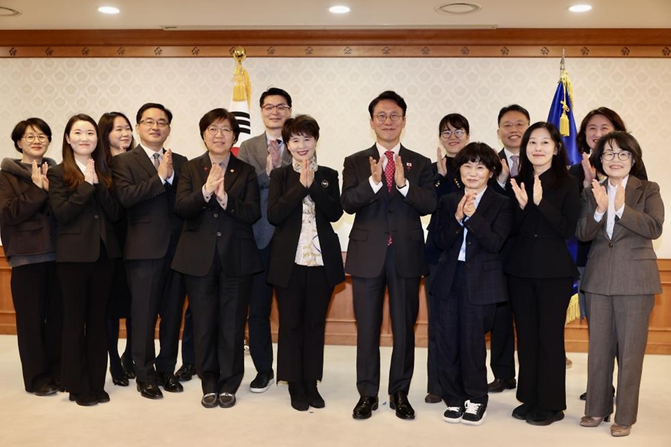 김민석 국무총리가 25일 세종대로 정부서울청사에서 열린 아동정책조정위원회를 주재하고 있다.