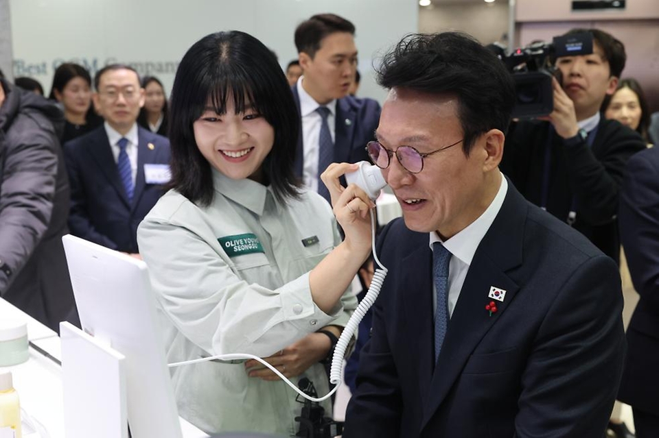 김민석 국무총리가 27일 충북 음성군 국내 화장품 제조사개발생산(ODM) 기업 코스메카코리아를 방문, 공장을 참관하고 상품을 살펴보고 있다.