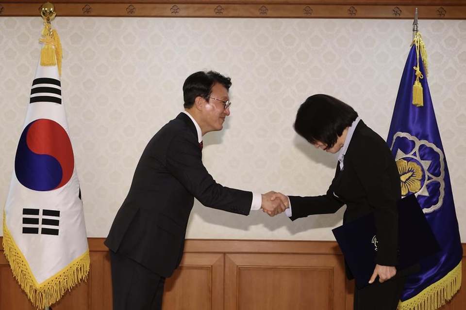 김민석 국무총리가 25일 세종대로 정부서울청사에서 열린 차관급 임명장 수여식에서 임명장 전달 및 기념촬영을 하고 있다.