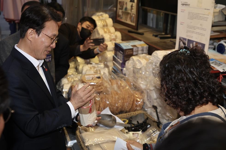 김민석 국무총리가 26일 광주 광산구 1913송정역시장을 방문, 상인들과 인사를 나누고 기념촬영을 하고 있다.