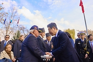 한국전 참전기념탑 헌화 사진 12
