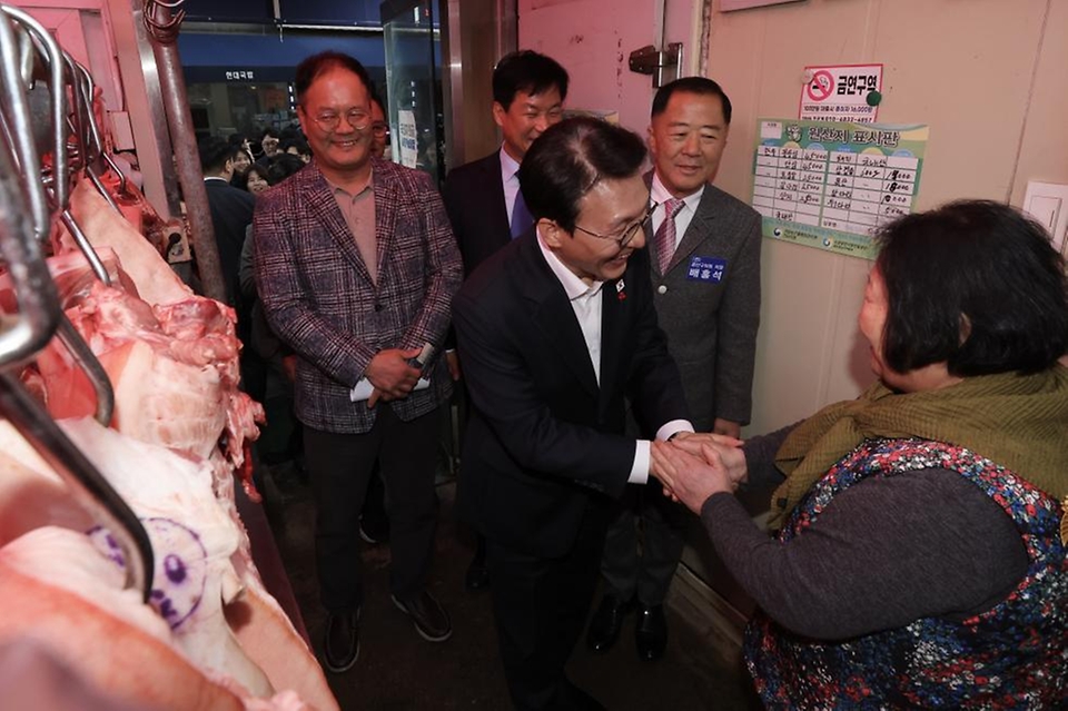 김민석 국무총리가 26일 광주 광산구 1913송정역시장을 방문, 상인들과 인사를 나누고 기념촬영을 하고 있다.