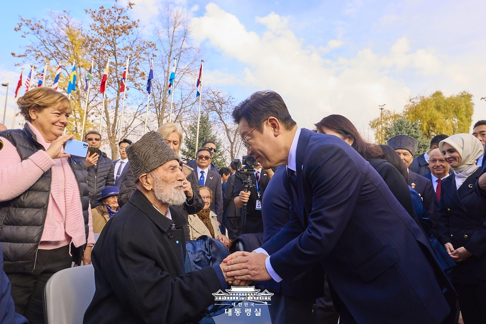 튀르키예를 국빈 방문 중인 이재명 대통령이 25일(현지시간) 앙카라 한국공원 한국전 참전 기념탑을 찾아 헌화를 마친 뒤 참전 용사와 인사하고 있다.