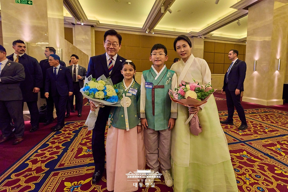 튀르키예를 국빈 방문 중인 이재명 대통령과 김혜경 여사가 25일(현지시간) 앙카라의 한 호텔에서 열린 동포·지상사 간담회에서 화동과 기념촬영을 하고 있다.