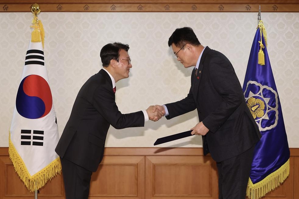 김민석 국무총리가 25일 세종대로 정부서울청사에서 열린 차관급 임명장 수여식에서 임명장 전달 및 기념촬영을 하고 있다.