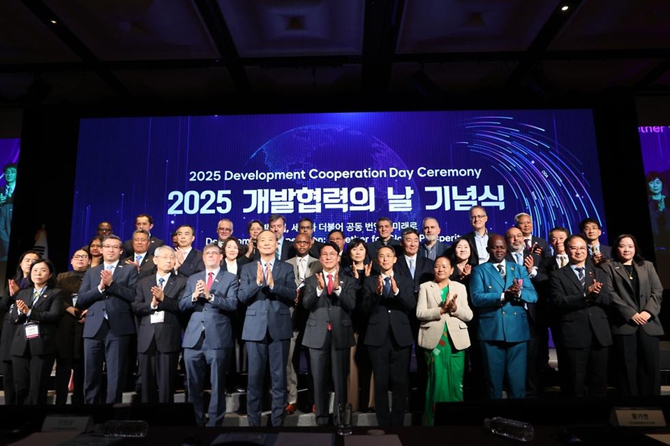 김민석 국무총리가 25일 중구 플라자호텔에서 열린 개발협력의 날 기념식에 참석, 기념사를 하고 있다.