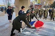 한국전 참전기념탑 헌화 사진 1
