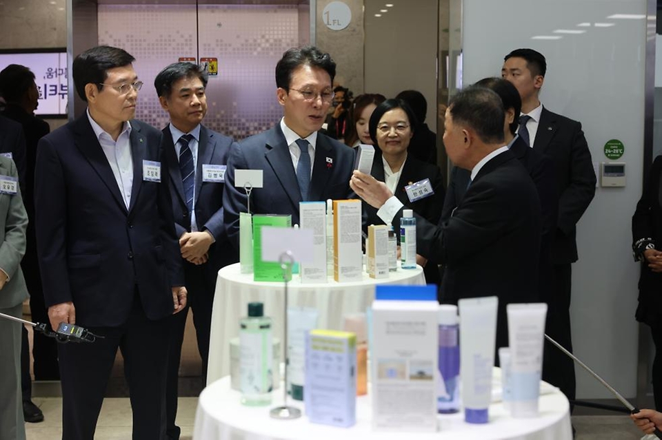 김민석 국무총리가 27일 충북 음성군 국내 화장품 제조사개발생산(ODM) 기업 코스메카코리아를 방문, 공장을 참관하고 상품을 살펴보고 있다.