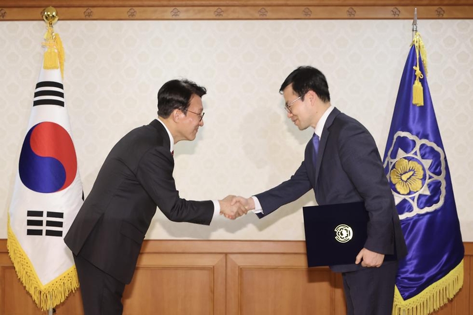 김민석 국무총리가 25일 세종대로 정부서울청사에서 열린 차관급 임명장 수여식에서 임명장 전달 및 기념촬영을 하고 있다.