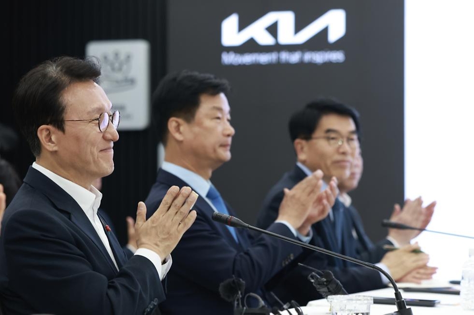 김민석 국무총리가 26일 광주 서구 기아 오토랜드 광주공장을 방문, 송호성 기아 사장 등 경영진과 환담을 하고 있다.