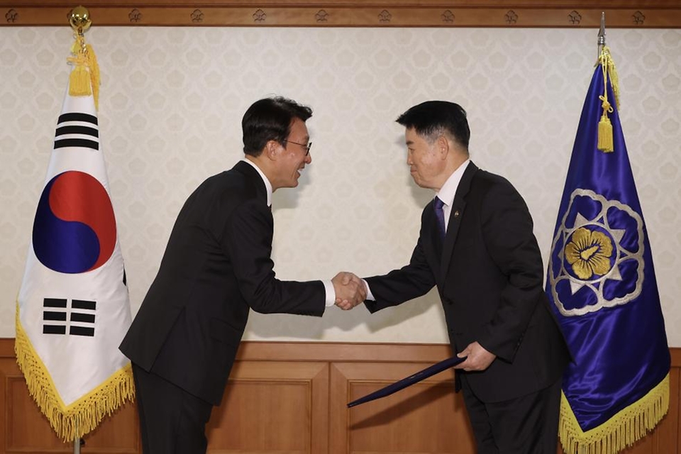 김민석 국무총리가 25일 세종대로 정부서울청사에서 열린 차관급 임명장 수여식에서 임명장 전달 및 기념촬영을 하고 있다.