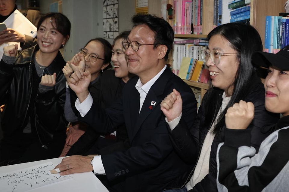 김민석 국무총리가 26일 광주 서구 동천동 골목상권을 방문, 상인들과 인사하며 환담을 나누고 있다.