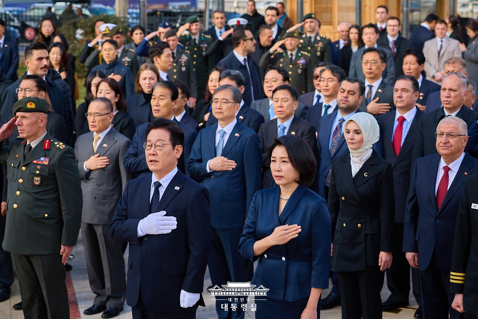 튀르키예를 국빈 방문 중인 이재명 대통령과 김혜경 여사가 25일(현지시간) 앙카라 한국공원 한국전 참전 기념탑을 찾아 헌화 전 국민의례를 하고 있다.