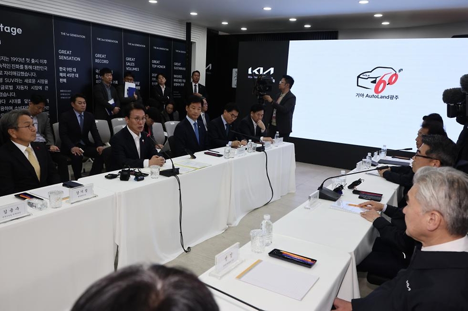 김민석 국무총리가 26일 광주 서구 기아 오토랜드 광주공장을 방문, 송호성 기아 사장 등 경영진과 환담을 하고 있다.