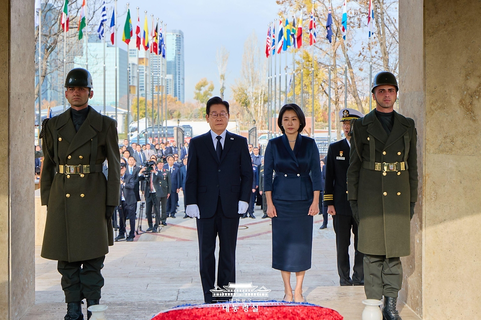 튀르키예를 국빈 방문 중인 이재명 대통령과 김혜경 여사가 25일(현지시간) 앙카라 한국공원 한국전 참전 기념탑을 찾아 참배하고 있다.