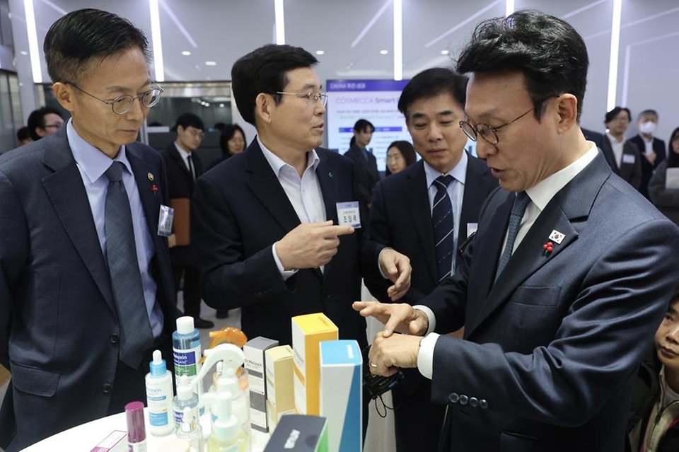 김민석 국무총리가 27일 충북 음성군 국내 화장품 제조사개발생산(ODM) 기업 코스메카코리아를 방문, 공장을 참관하고 상품을 살펴보고 있다.
