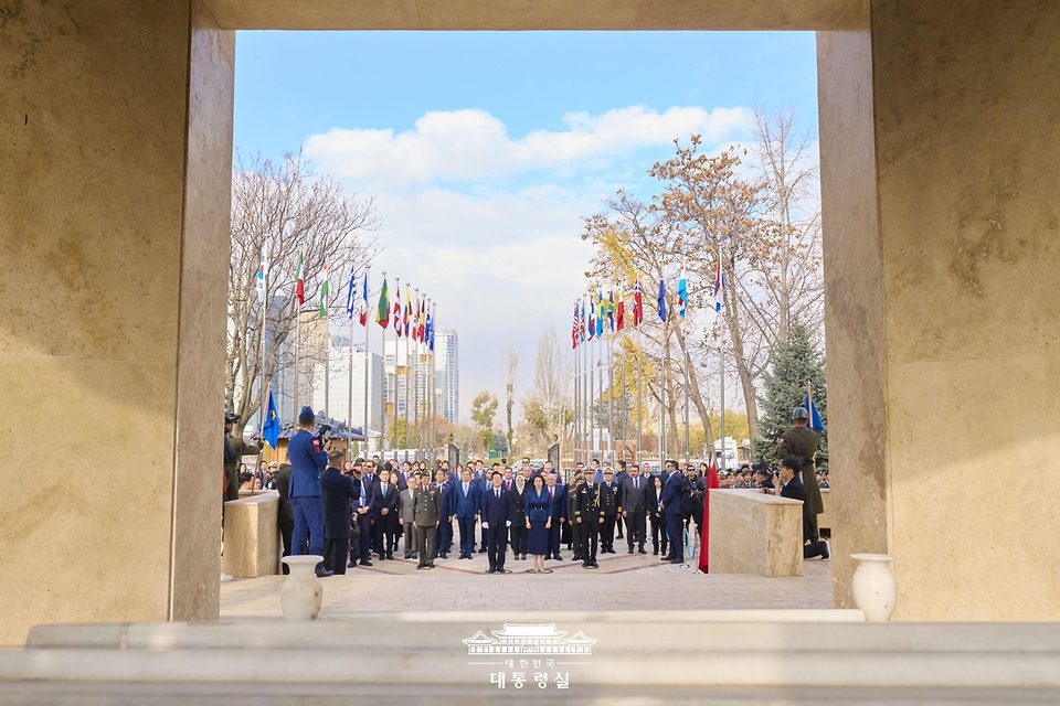 튀르키예를 국빈 방문 중인 이재명 대통령과 김혜경 여사가 25일(현지시간) 앙카라 한국공원 한국전 참전 기념탑을 찾아 참배하고 있다.