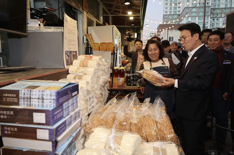 김민석 국무총리가 26일 광주 광산구 1913송정역시장을 방문, 상인들과 인사를 나누고 기념촬영을 하고 있다.