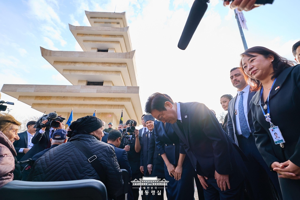 튀르키예를 국빈 방문 중인 이재명 대통령이 25일(현지시간) 앙카라 한국공원 한국전 참전 기념탑을 찾아 헌화를 마친 뒤 참전 용사와 인사하고 있다.