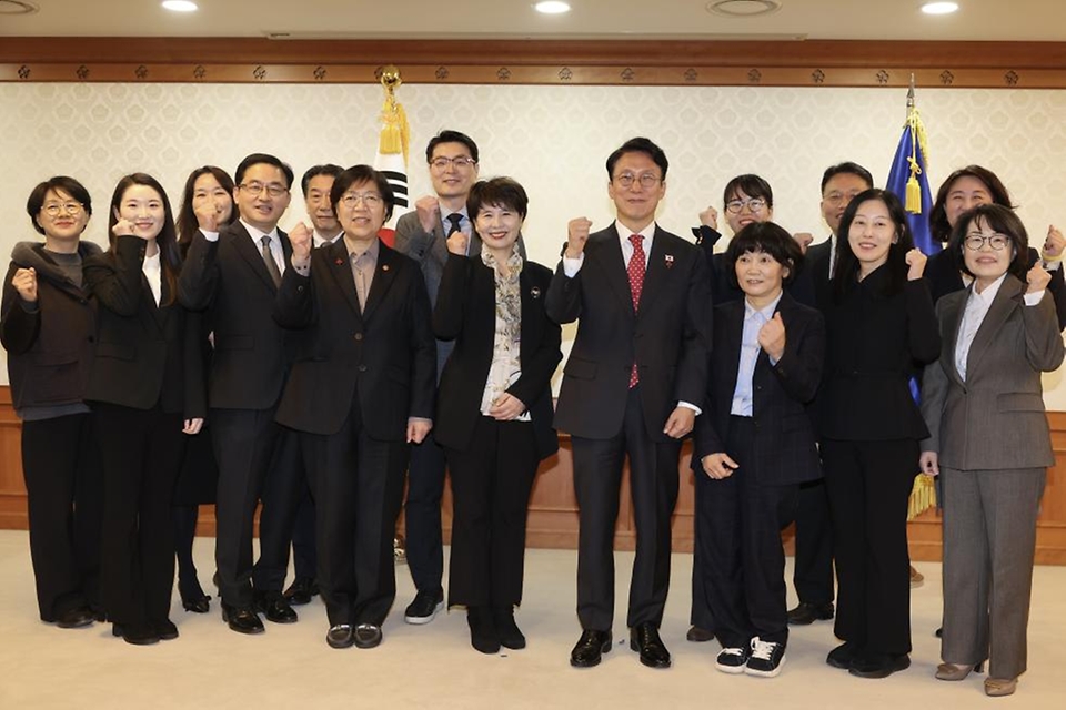 김민석 국무총리가 25일 세종대로 정부서울청사에서 열린 아동정책조정위원회를 주재하고 있다.