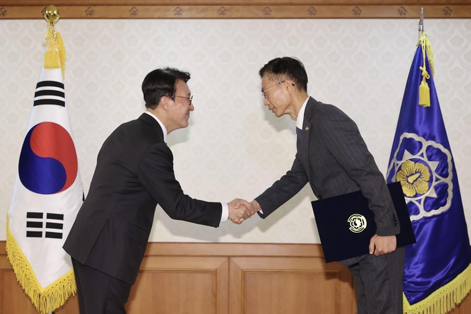 김민석 국무총리가 25일 세종대로 정부서울청사에서 열린 차관급 임명장 수여식에서 임명장 전달 및 기념촬영을 하고 있다.