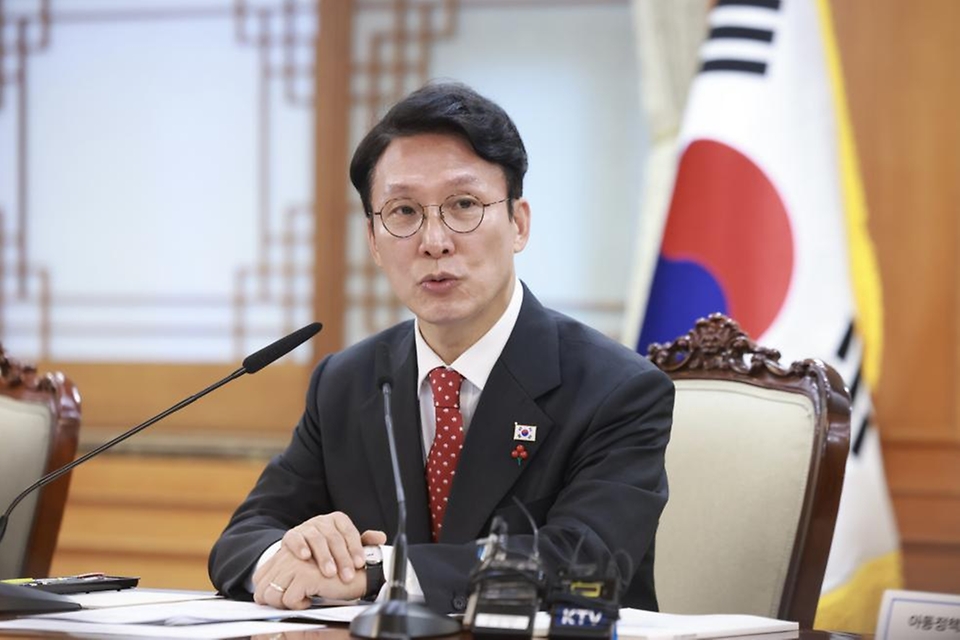 김민석 국무총리가 25일 세종대로 정부서울청사에서 열린 아동정책조정위원회를 주재하고 있다.