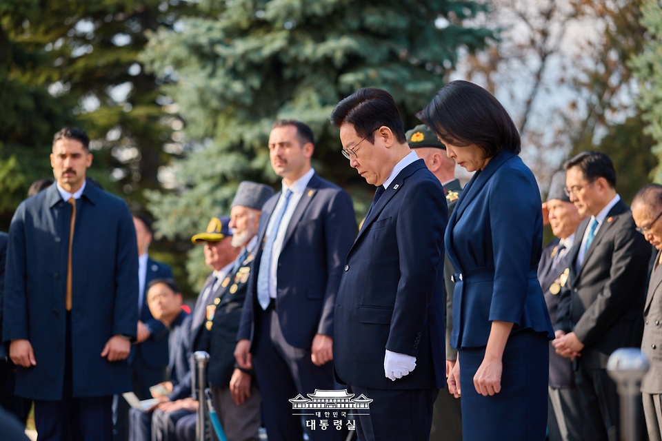튀르키예를 국빈 방문 중인 이재명 대통령과 김혜경 여사가 25일(현지시간) 앙카라 한국공원 한국전 참전 기념탑을 찾아 묵념하고 있다.