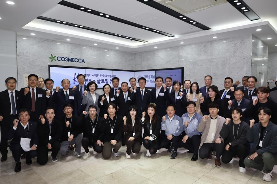 김민석 국무총리가 27일 충북 음성군 국내 화장품 제조사개발생산(ODM) 기업 코스메카코리아를 방문, 공장을 참관하고 상품을 살펴보고 있다.