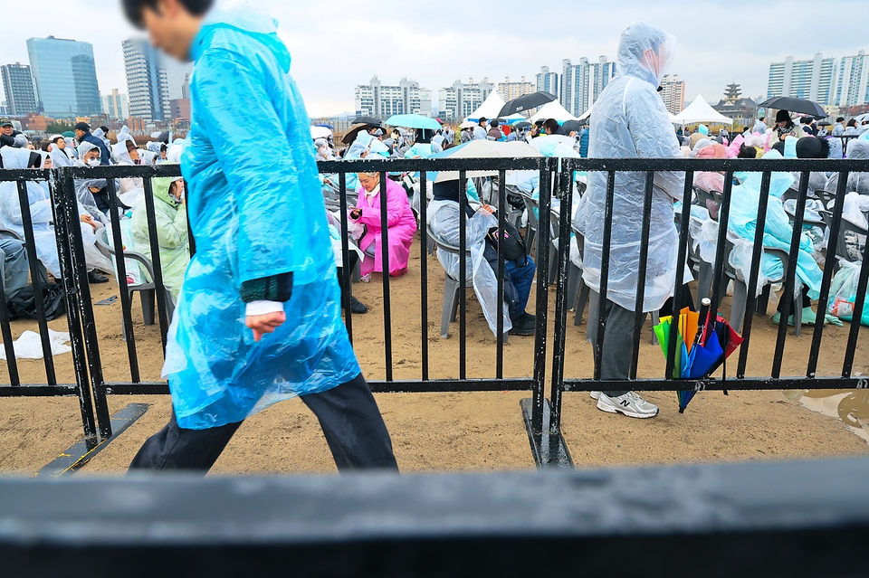 코레일과 서울주택도시개발공사는 용산국제업무지구 도시개발사업 기공식을 27일 옛 용산정비창 일대에서 개최했다.