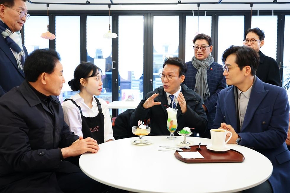 김민석 국무총리가 28일 대전 중구 대흥동 제과점을 방문, 상인과 대화를 나누고 있다.