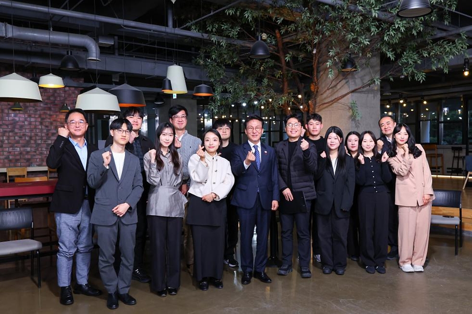 김민석 국무총리가 28일 대전 충남대학교에서 열린'미래대화 1·2·3#청년금융' 제5차 K-토론나라에서 고졸 청년 대출금리 및 청년미래적금 등과 관련한 청년들의 제안을 경청하고 있다.